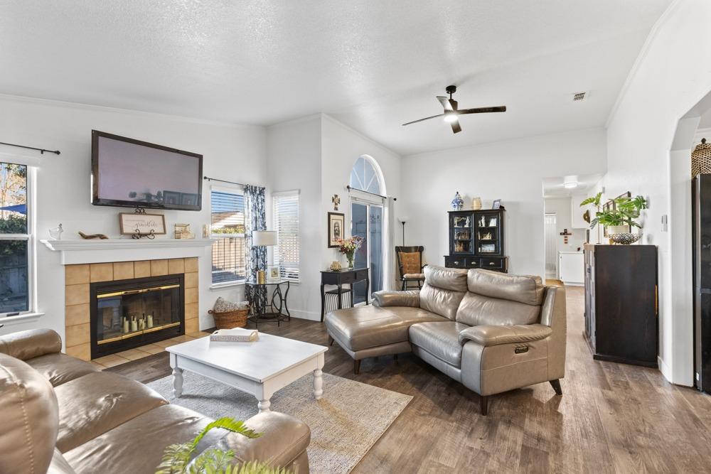 Detail Gallery Image 6 of 45 For 9524 Dunkerrin Way, Elk Grove,  CA 95758 - 3 Beds | 2 Baths