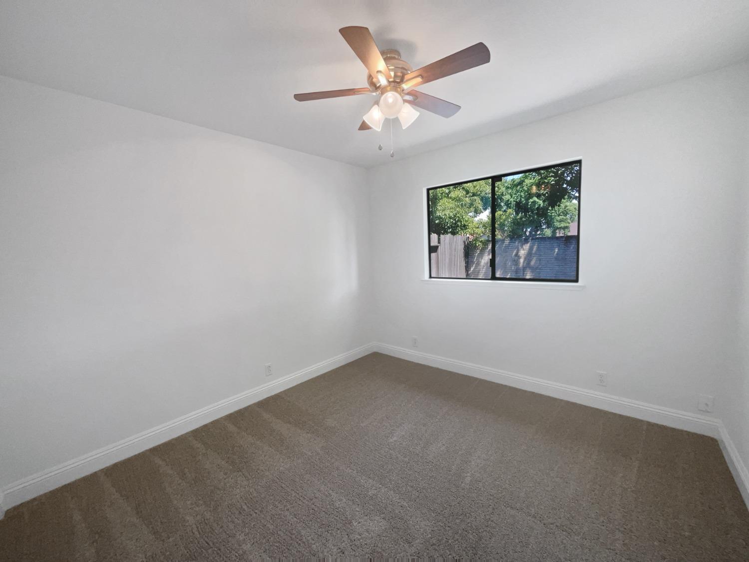 Detail Gallery Image 5 of 22 For 1465 E Hidalgo Cir #E,  Roseville,  CA 95747 - 3 Beds | 2 Baths