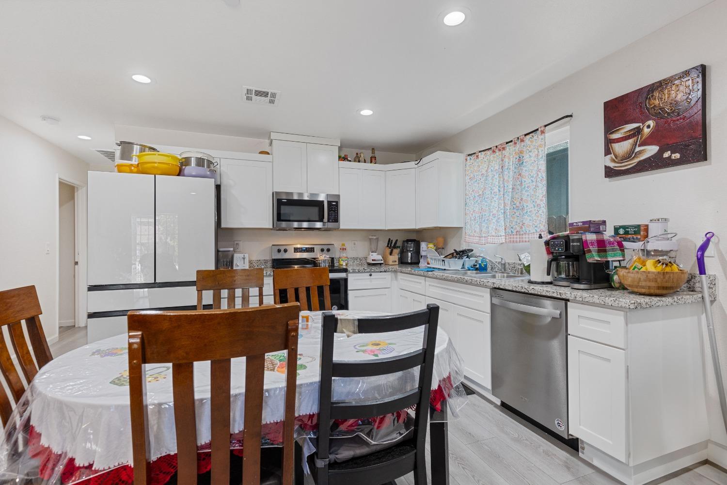 Detail Gallery Image 7 of 26 For 610 El Camino Ave, Sacramento,  CA 95815 - 5 Beds | 3 Baths