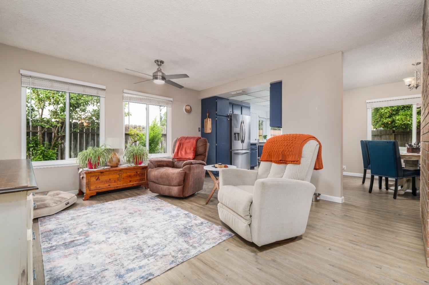 Detail Gallery Image 5 of 35 For 3121 Huntsman Dr, Sacramento,  CA 95826 - 3 Beds | 2 Baths