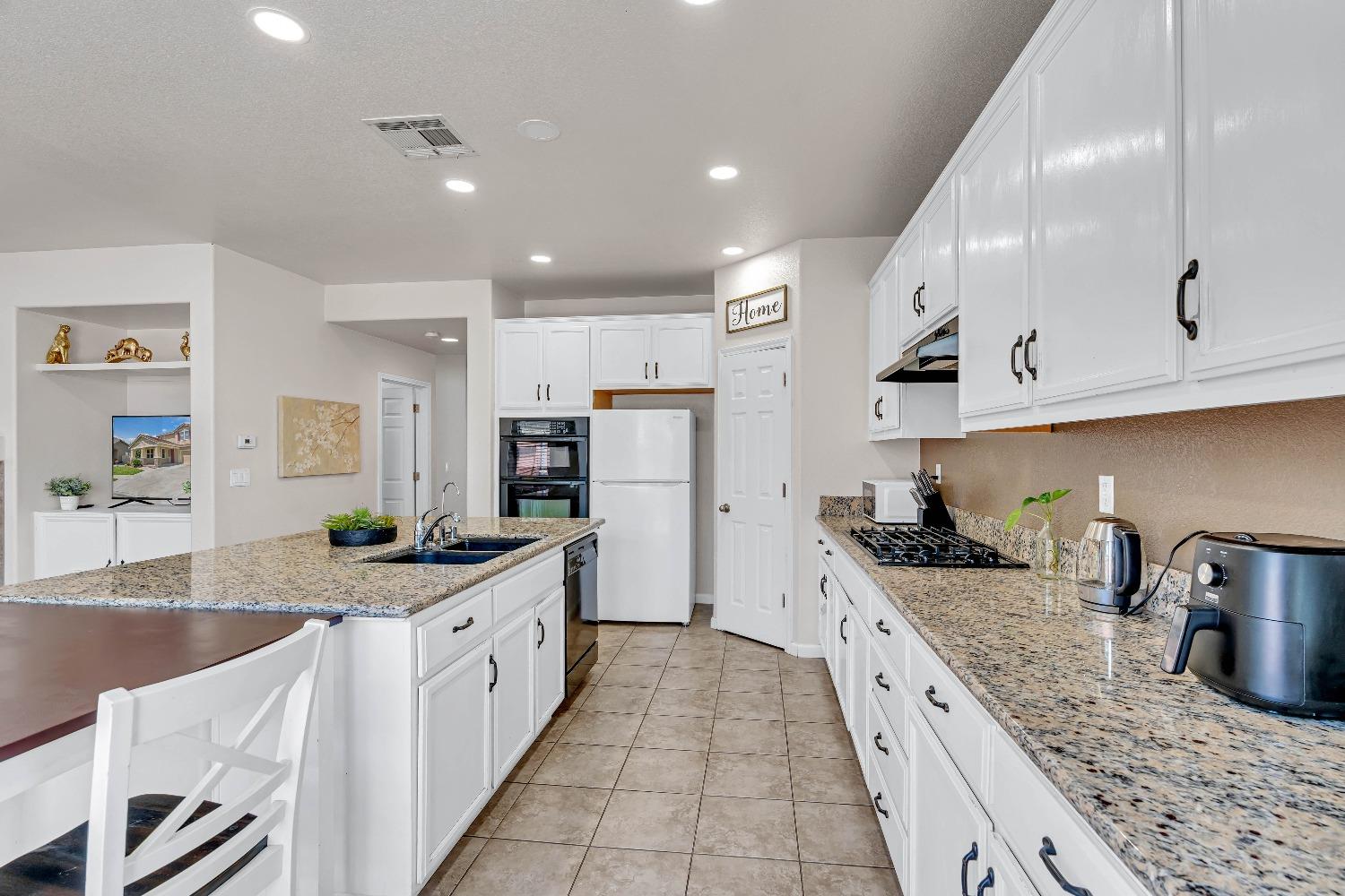 Detail Gallery Image 14 of 36 For 3819 Escena Ct, Turlock,  CA 95382 - 5 Beds | 3 Baths