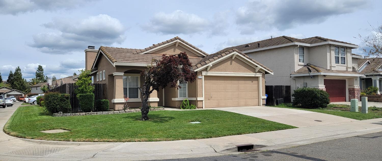 Detail Gallery Image 1 of 13 For 8239 Leesburg Way, Elk Grove,  CA 95624 - 3 Beds | 2 Baths