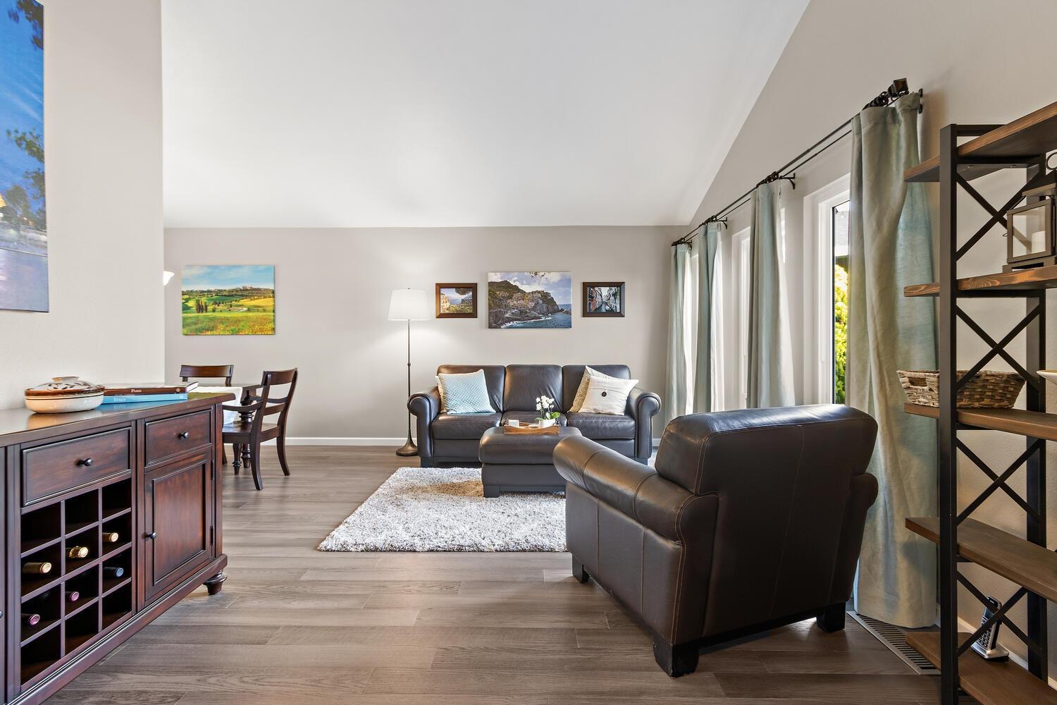 Detail Gallery Image 5 of 56 For 19 Green Mist Ct, Sacramento,  CA 95831 - 4 Beds | 3 Baths