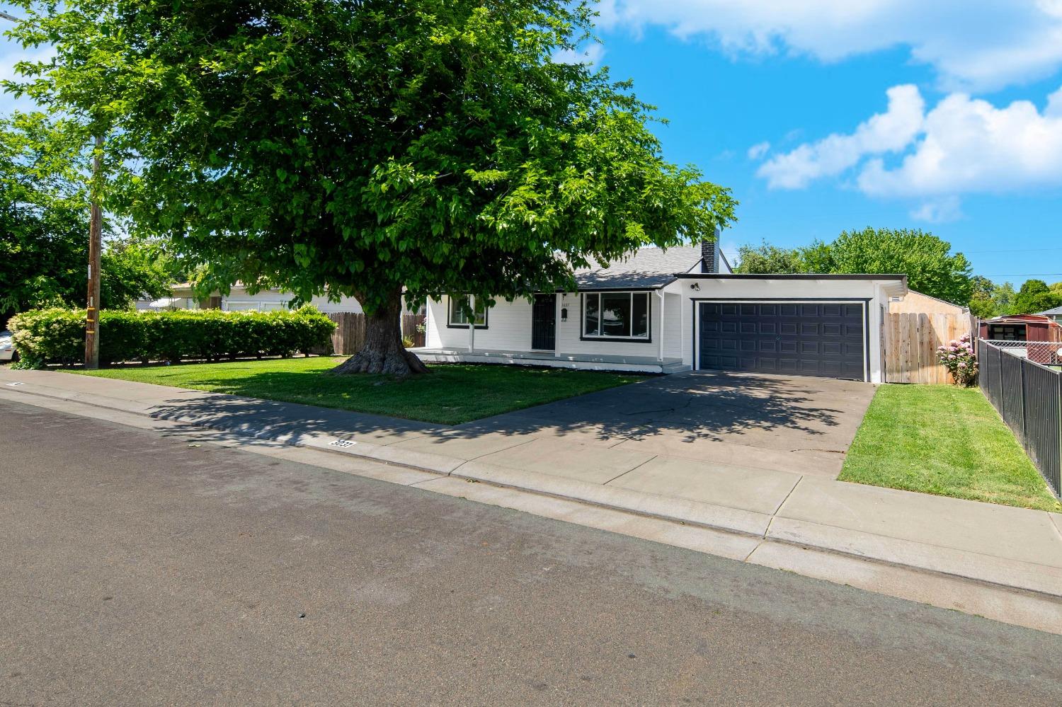 Detail Gallery Image 2 of 32 For 3037 W Monterey Ave, Stockton,  CA 95204 - 3 Beds | 1 Baths
