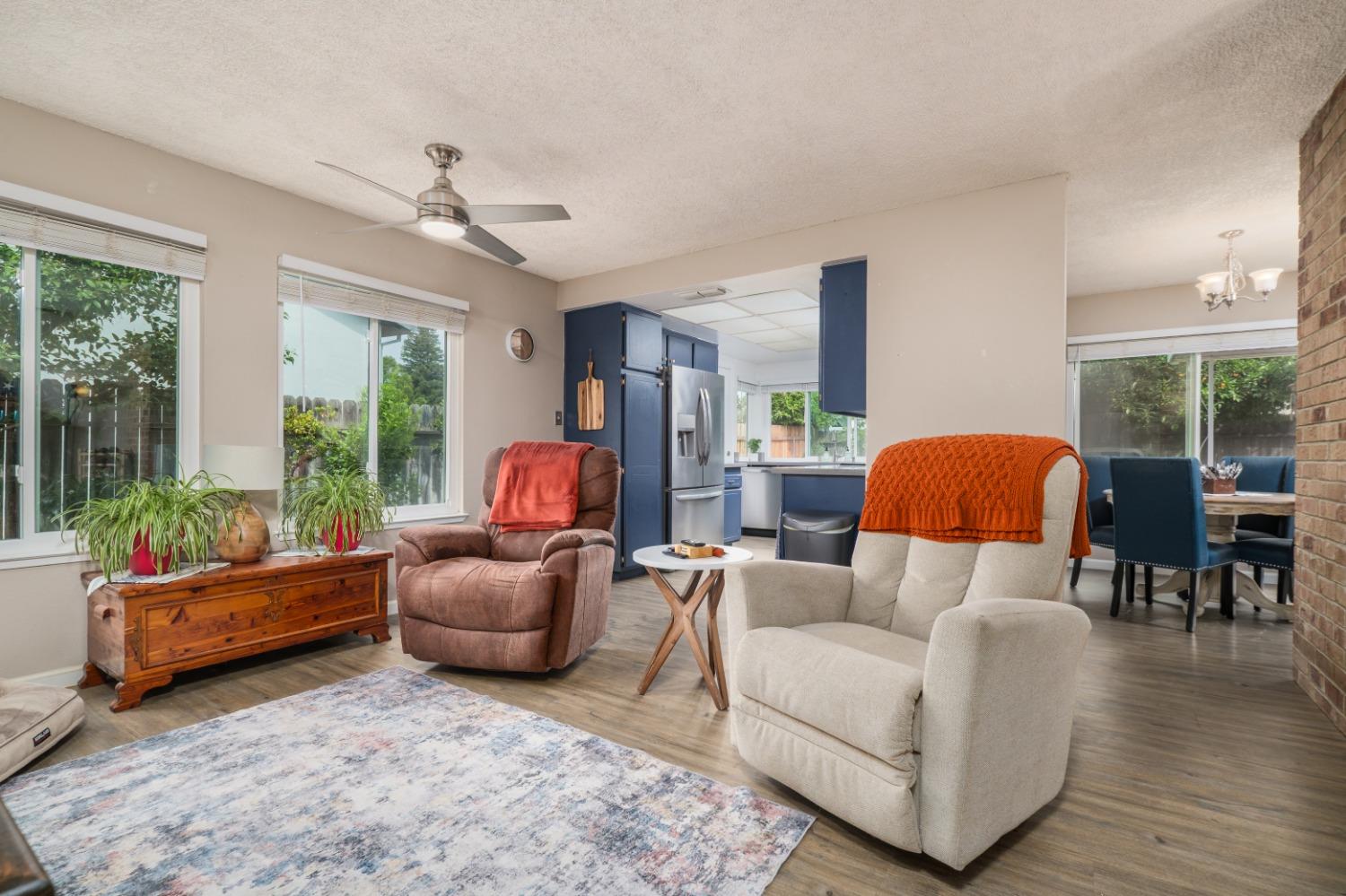 Detail Gallery Image 8 of 35 For 3121 Huntsman Dr, Sacramento,  CA 95826 - 3 Beds | 2 Baths
