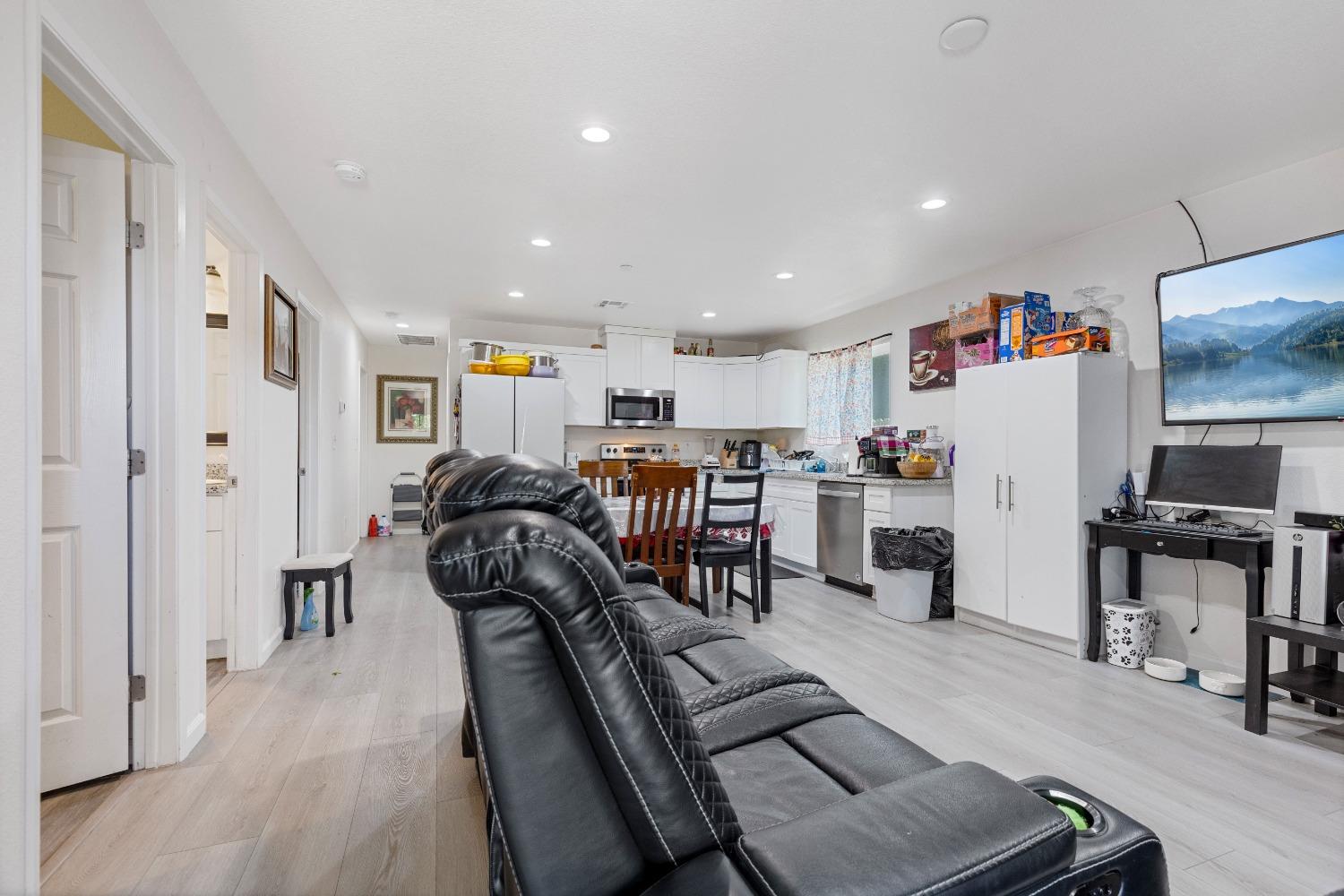 Detail Gallery Image 3 of 26 For 610 El Camino Ave, Sacramento,  CA 95815 - 5 Beds | 3 Baths