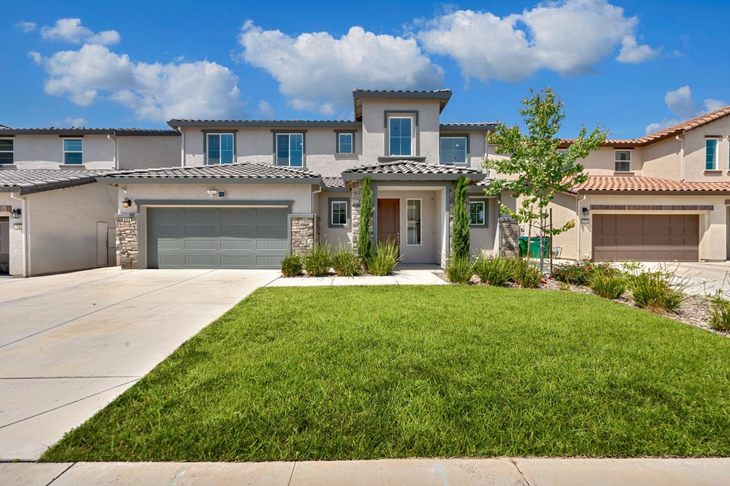 Detail Gallery Image 1 of 38 For 1719 Duchamp Way, Lodi,  CA 95242 - 5 Beds | 3/1 Baths