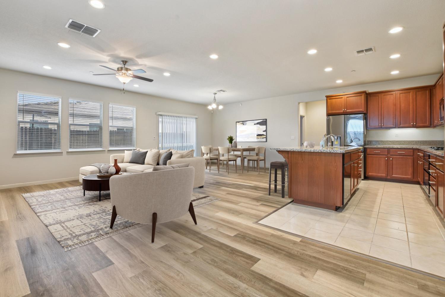 Detail Gallery Image 4 of 19 For 7905 Springarden Way, Sacramento,  CA 95828 - 3 Beds | 2 Baths