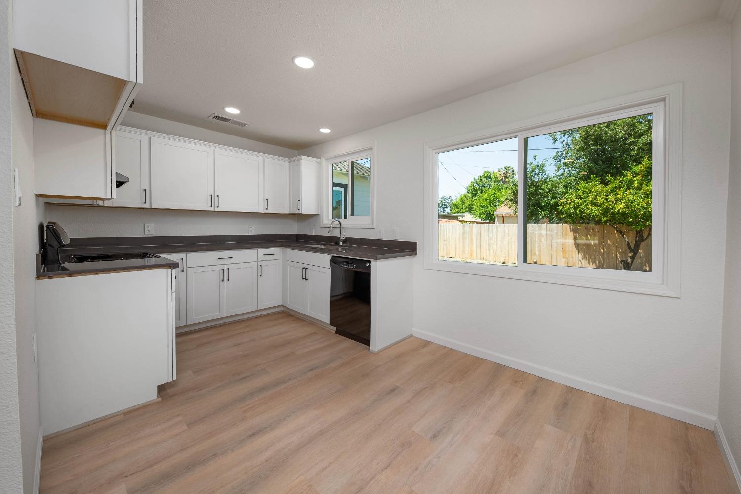 Detail Gallery Image 14 of 32 For 3037 W Monterey Ave, Stockton,  CA 95204 - 3 Beds | 1 Baths