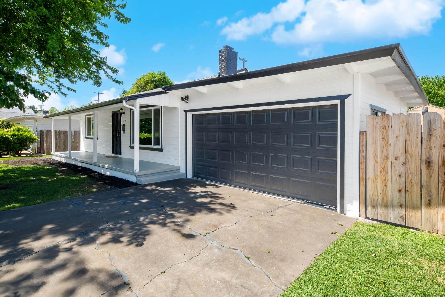 Detail Gallery Image 1 of 32 For 3037 W Monterey Ave, Stockton,  CA 95204 - 3 Beds | 1 Baths