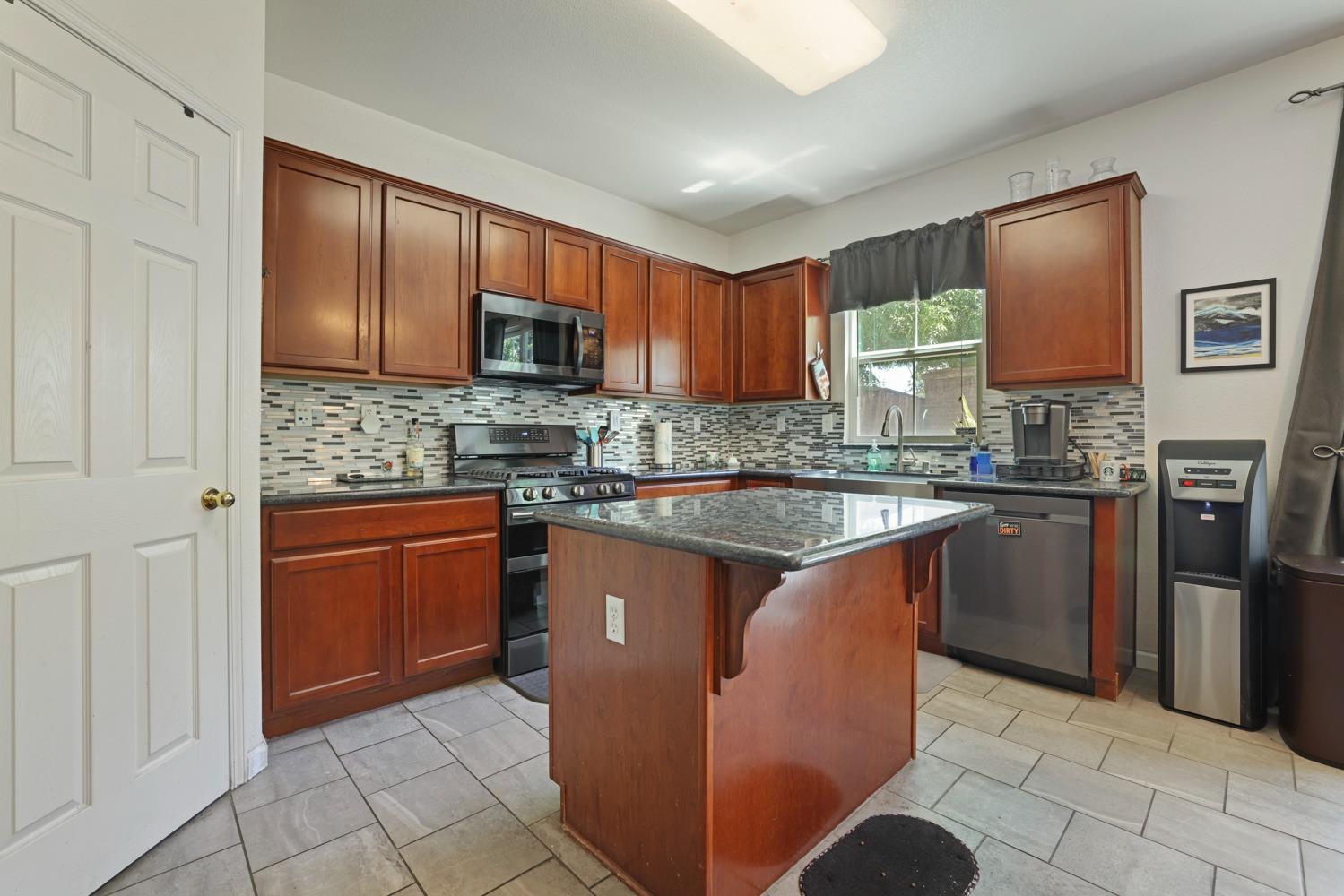Detail Gallery Image 8 of 28 For 10680 Sellers Cir, Stockton,  CA 95209 - 3 Beds | 2/1 Baths