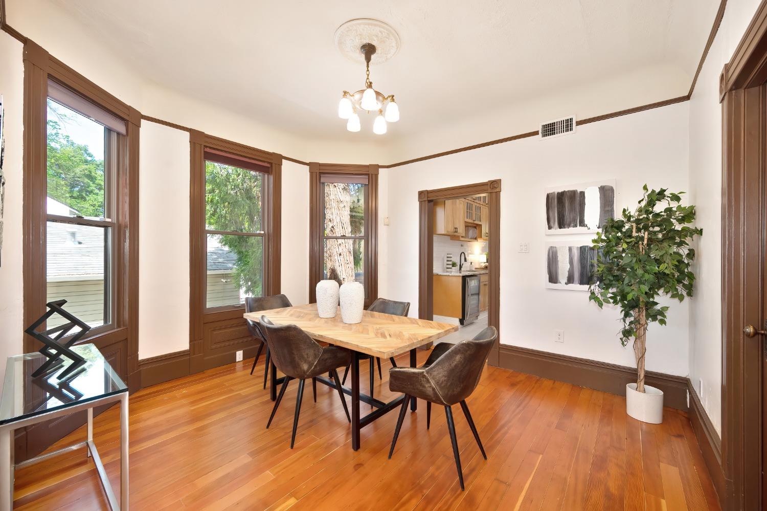 Detail Gallery Image 11 of 40 For 1111 U St, Sacramento,  CA 95818 - 4 Beds | 3/1 Baths
