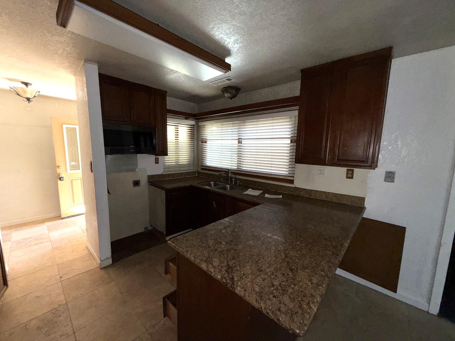 Detail Gallery Image 8 of 17 For 2454 Golden Bear Cir, Stockton,  CA 95209 - 4 Beds | 2 Baths