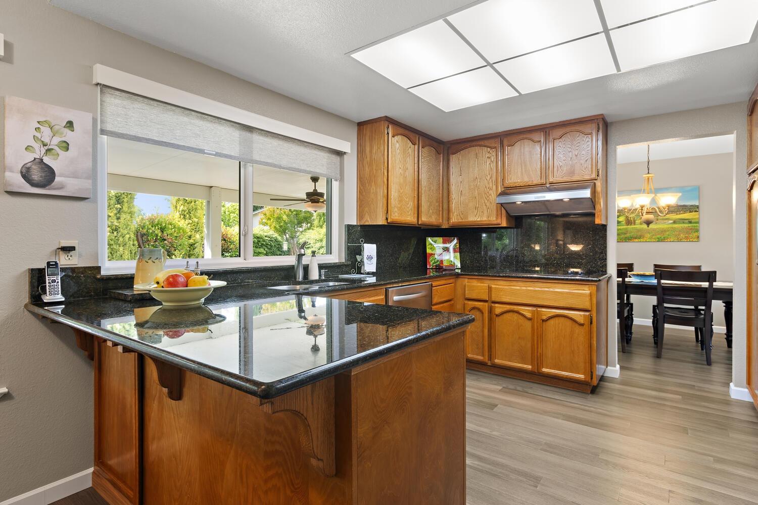 Detail Gallery Image 11 of 56 For 19 Green Mist Ct, Sacramento,  CA 95831 - 4 Beds | 3 Baths