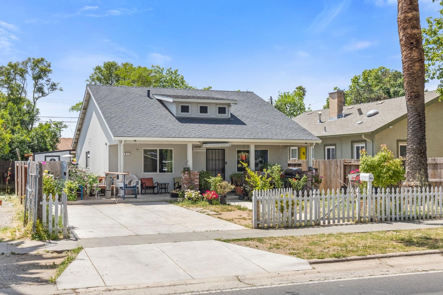 Detail Gallery Image 1 of 26 For 610 El Camino Ave, Sacramento,  CA 95815 - 5 Beds | 3 Baths