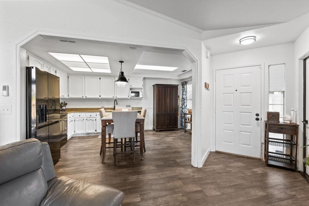 Detail Gallery Image 10 of 45 For 9524 Dunkerrin Way, Elk Grove,  CA 95758 - 3 Beds | 2 Baths