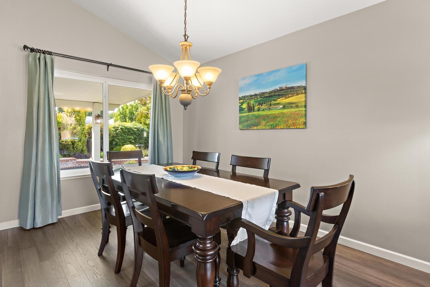 Detail Gallery Image 9 of 56 For 19 Green Mist Ct, Sacramento,  CA 95831 - 4 Beds | 3 Baths