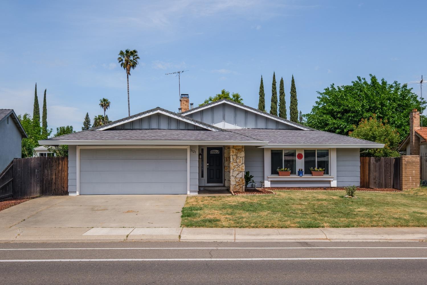 Detail Gallery Image 1 of 35 For 3121 Huntsman Dr, Sacramento,  CA 95826 - 3 Beds | 2 Baths