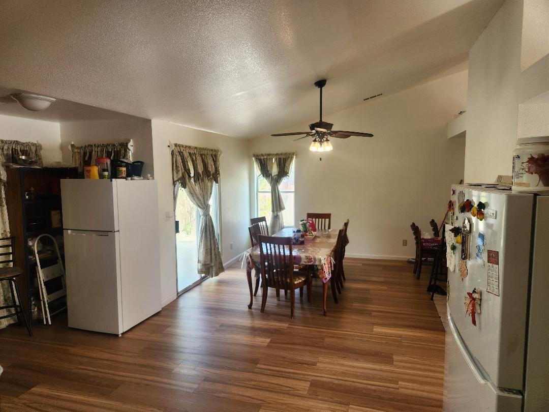 Detail Gallery Image 11 of 27 For 755 Windsor Ct, Los Banos,  CA 93635 - 5 Beds | 3 Baths