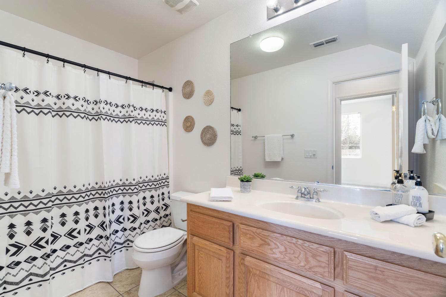 Detail Gallery Image 12 of 29 For 3660 N Manera Rica Dr, Sacramento,  CA 95834 - 4 Beds | 3 Baths