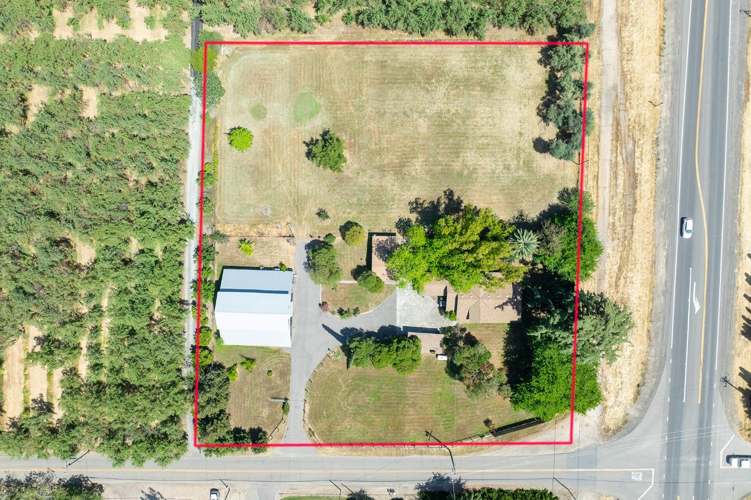 Detail Gallery Image 11 of 55 For 10600 Pioneer Ave, Oakdale,  CA 95361 - 5 Beds | 2 Baths