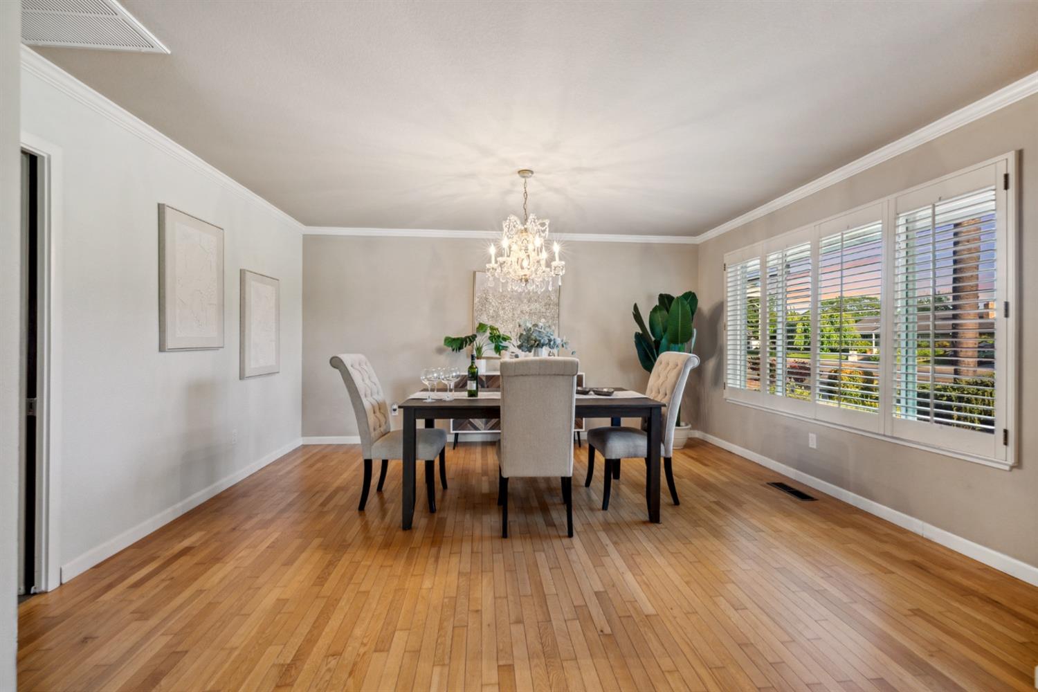 Detail Gallery Image 12 of 65 For 2751 American River Dr, Sacramento,  CA 95864 - 4 Beds | 3 Baths