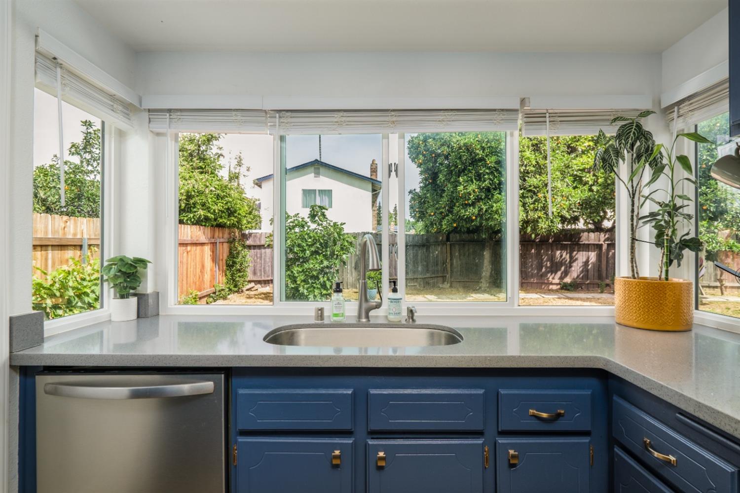 Detail Gallery Image 11 of 35 For 3121 Huntsman Dr, Sacramento,  CA 95826 - 3 Beds | 2 Baths