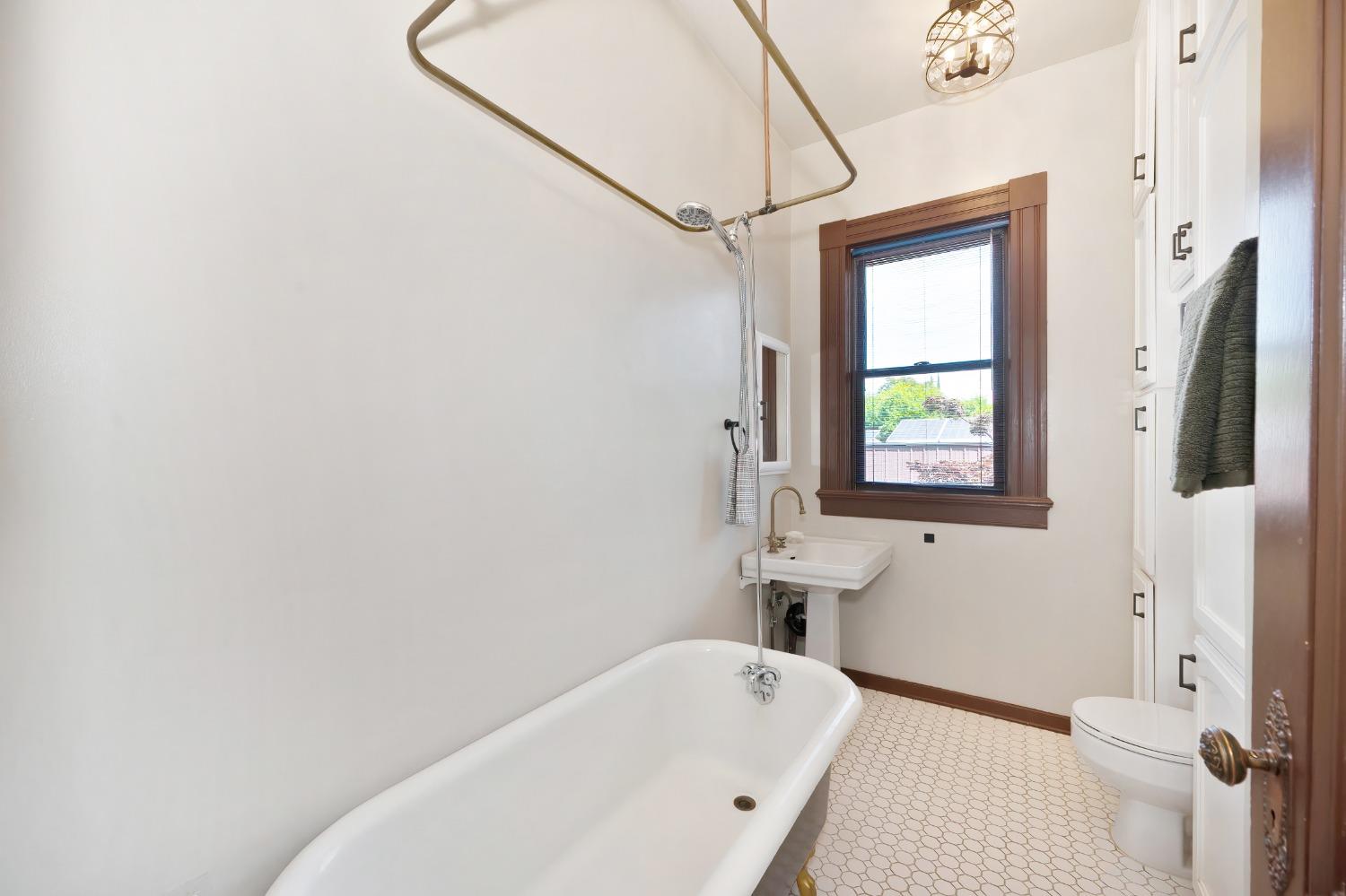 Detail Gallery Image 24 of 40 For 1111 U St, Sacramento,  CA 95818 - 4 Beds | 3/1 Baths