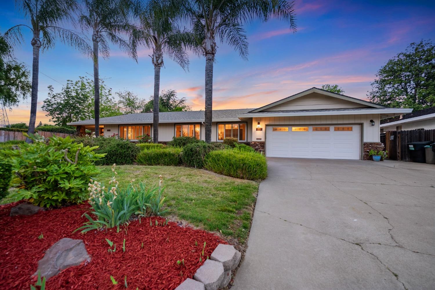 Detail Gallery Image 3 of 65 For 2751 American River Dr, Sacramento,  CA 95864 - 4 Beds | 3 Baths