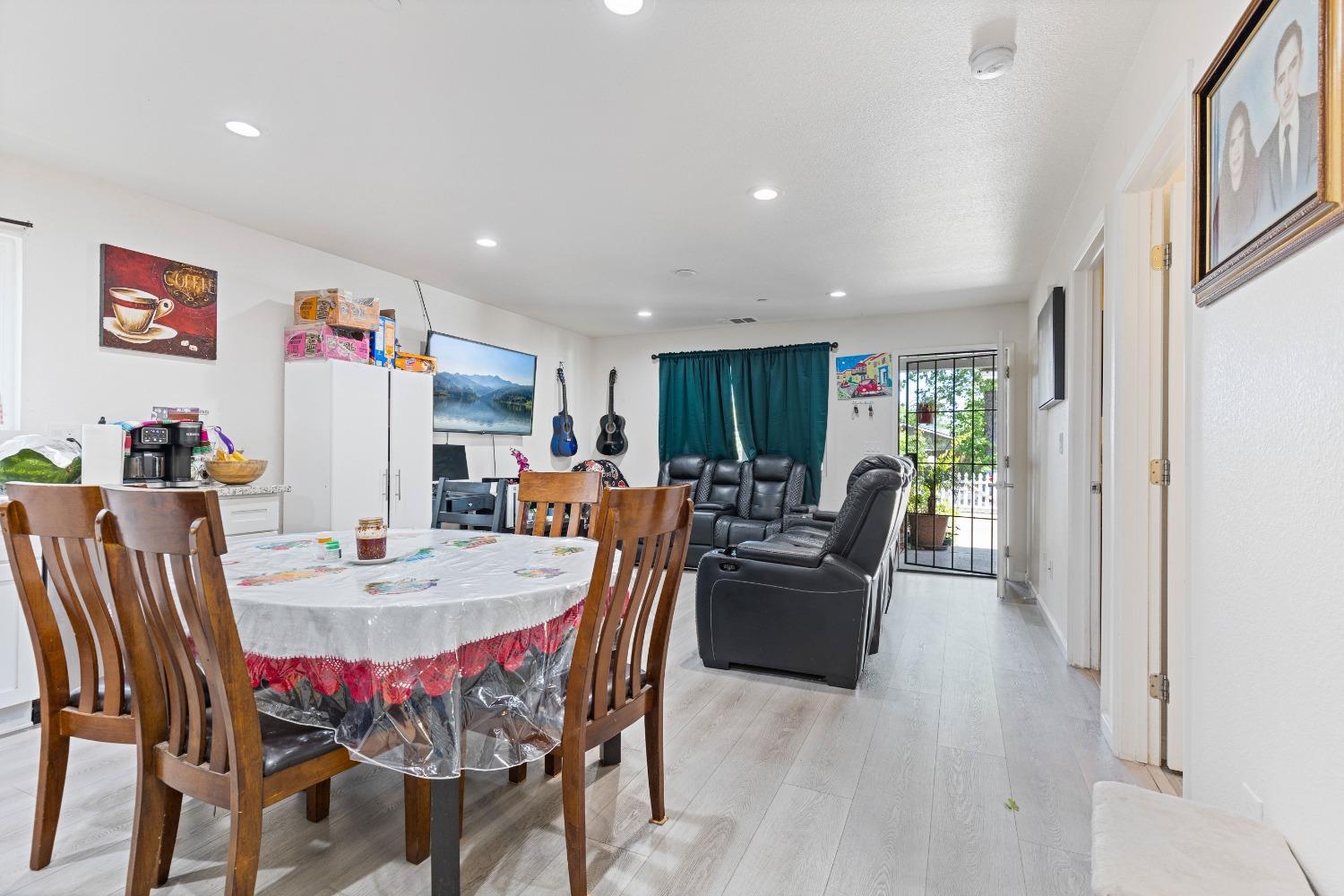 Detail Gallery Image 5 of 26 For 610 El Camino Ave, Sacramento,  CA 95815 - 5 Beds | 3 Baths