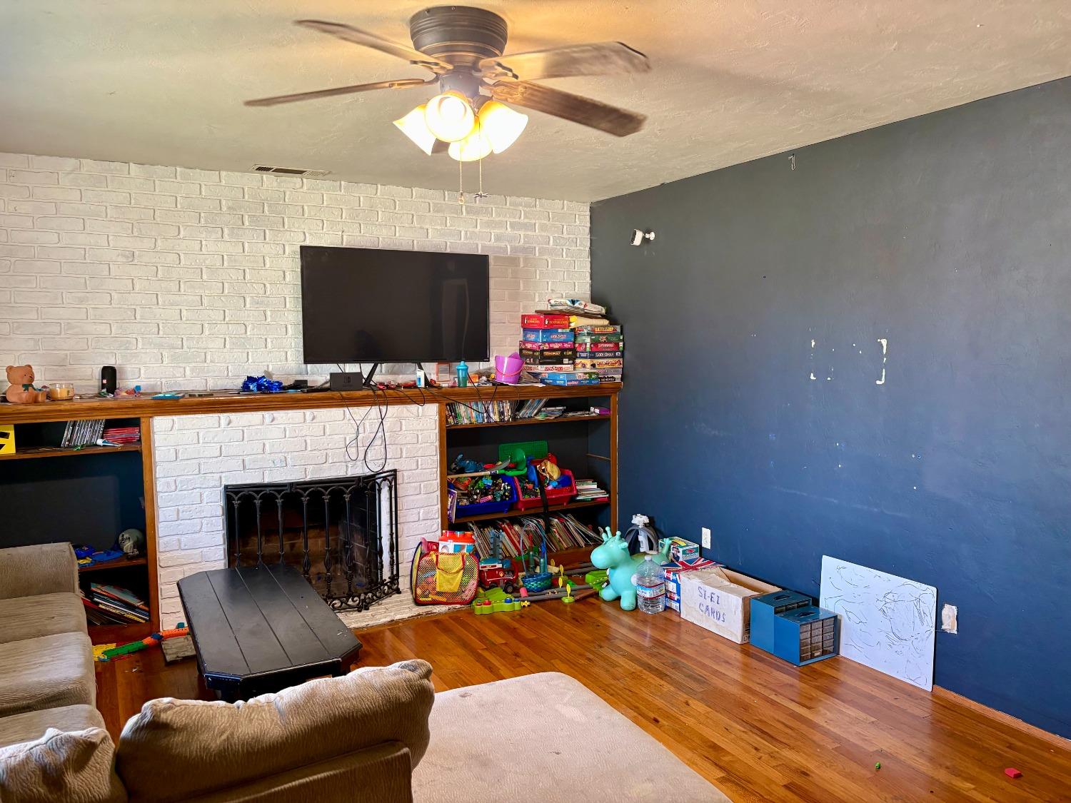 Detail Gallery Image 4 of 25 For 327 Cross St, Lodi,  CA 95242 - 3 Beds | 2 Baths