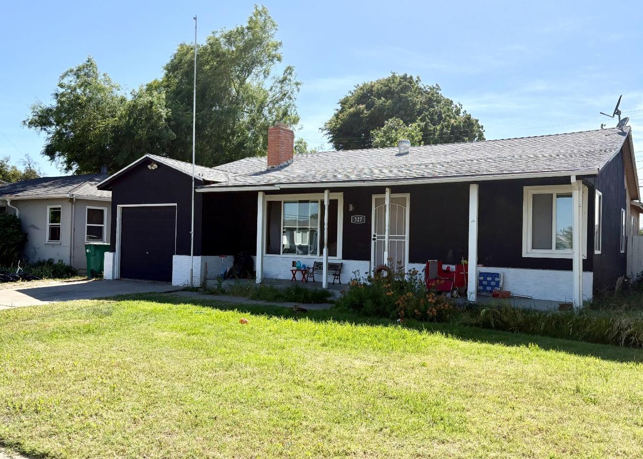 Detail Gallery Image 1 of 25 For 327 Cross St, Lodi,  CA 95242 - 3 Beds | 2 Baths