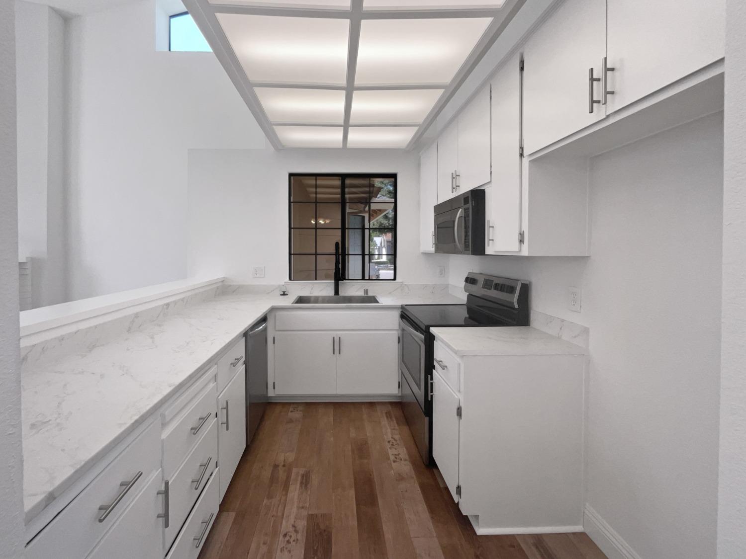 Detail Gallery Image 6 of 22 For 1465 E Hidalgo Cir #E,  Roseville,  CA 95747 - 3 Beds | 2 Baths
