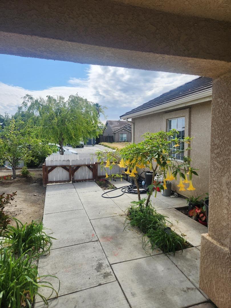 Detail Gallery Image 7 of 27 For 755 Windsor Ct, Los Banos,  CA 93635 - 5 Beds | 3 Baths