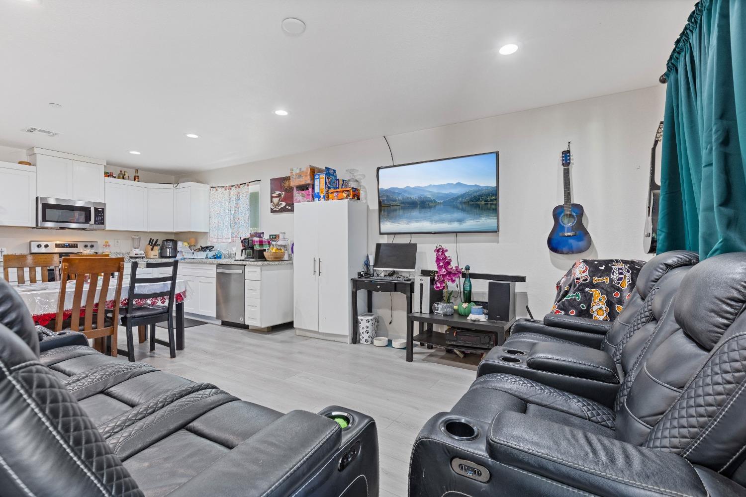Detail Gallery Image 4 of 26 For 610 El Camino Ave, Sacramento,  CA 95815 - 5 Beds | 3 Baths