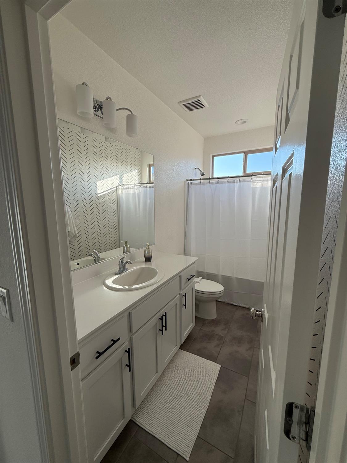 Detail Gallery Image 21 of 69 For 2816 Balaton Ct, Antelope,  CA 95843 - 4 Beds | 2/1 Baths