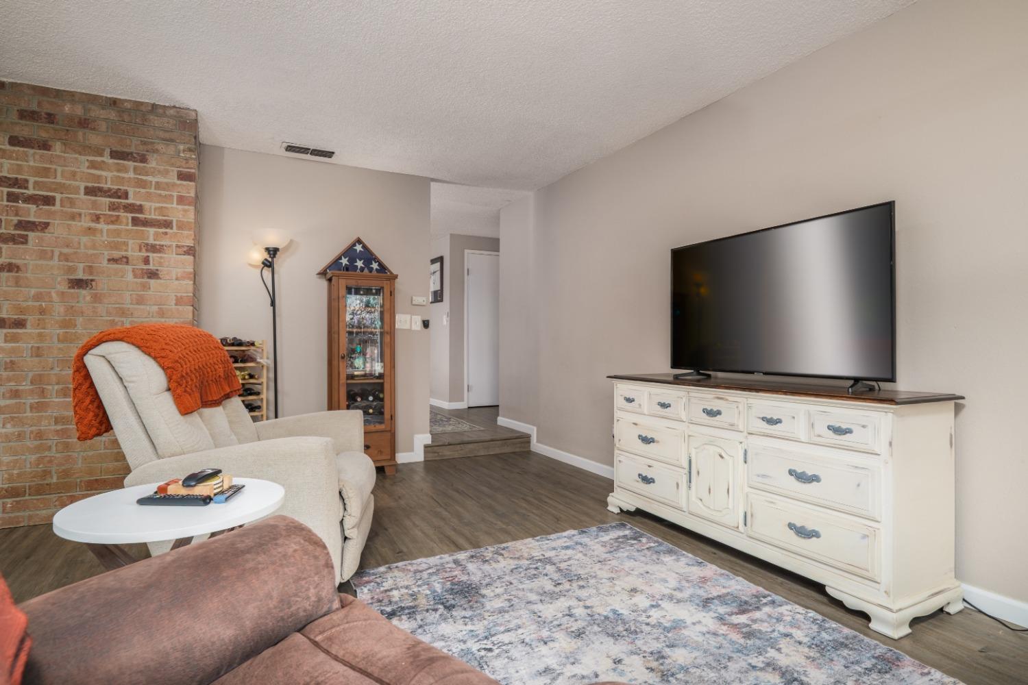 Detail Gallery Image 7 of 35 For 3121 Huntsman Dr, Sacramento,  CA 95826 - 3 Beds | 2 Baths