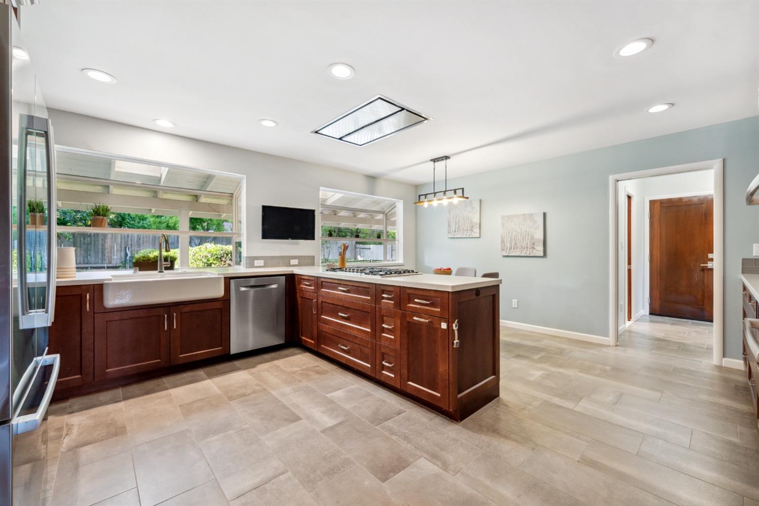 Detail Gallery Image 19 of 65 For 2751 American River Dr, Sacramento,  CA 95864 - 4 Beds | 3 Baths
