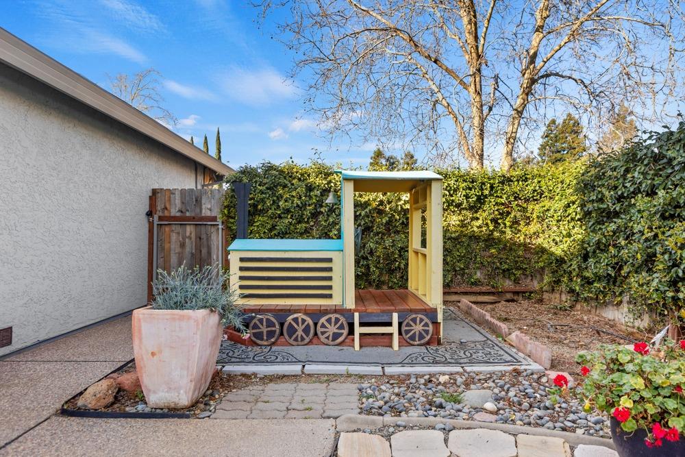 Detail Gallery Image 33 of 45 For 9524 Dunkerrin Way, Elk Grove,  CA 95758 - 3 Beds | 2 Baths
