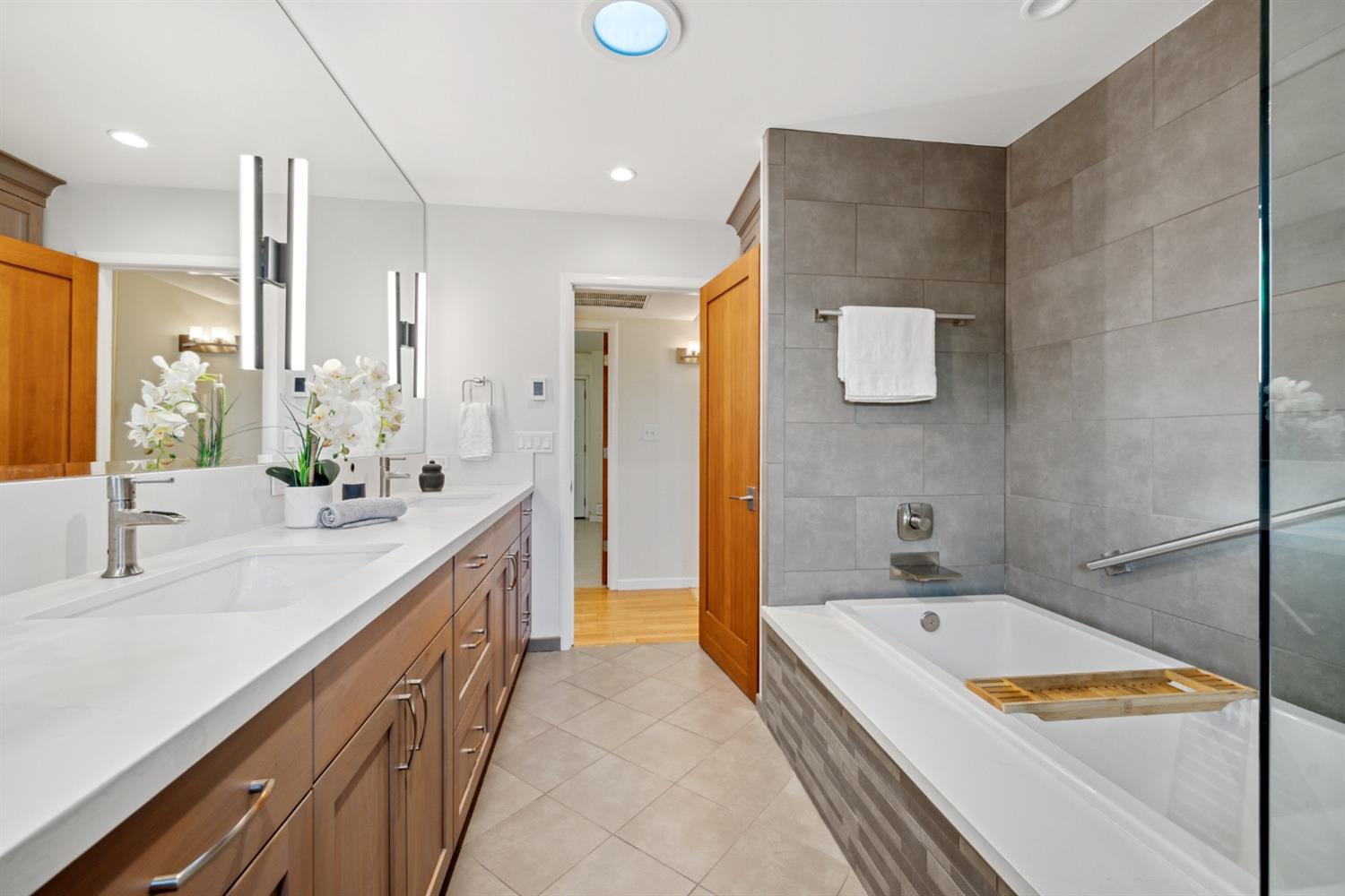 Detail Gallery Image 31 of 65 For 2751 American River Dr, Sacramento,  CA 95864 - 4 Beds | 3 Baths