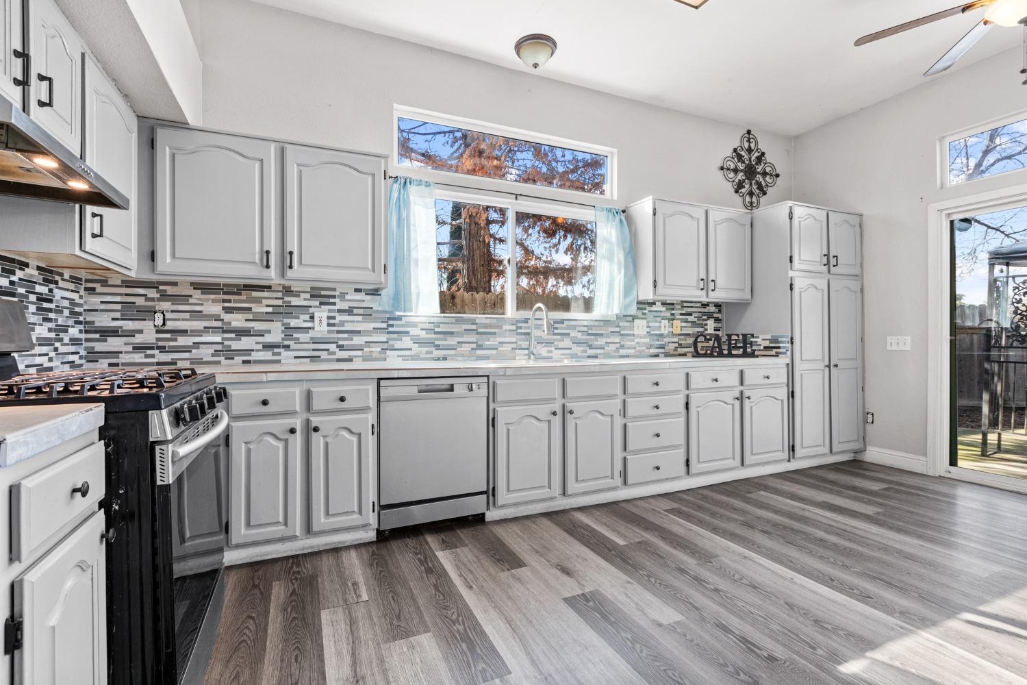 Detail Gallery Image 10 of 26 For 1162 Stormwood Ave, Galt,  CA 95632 - 4 Beds | 2 Baths