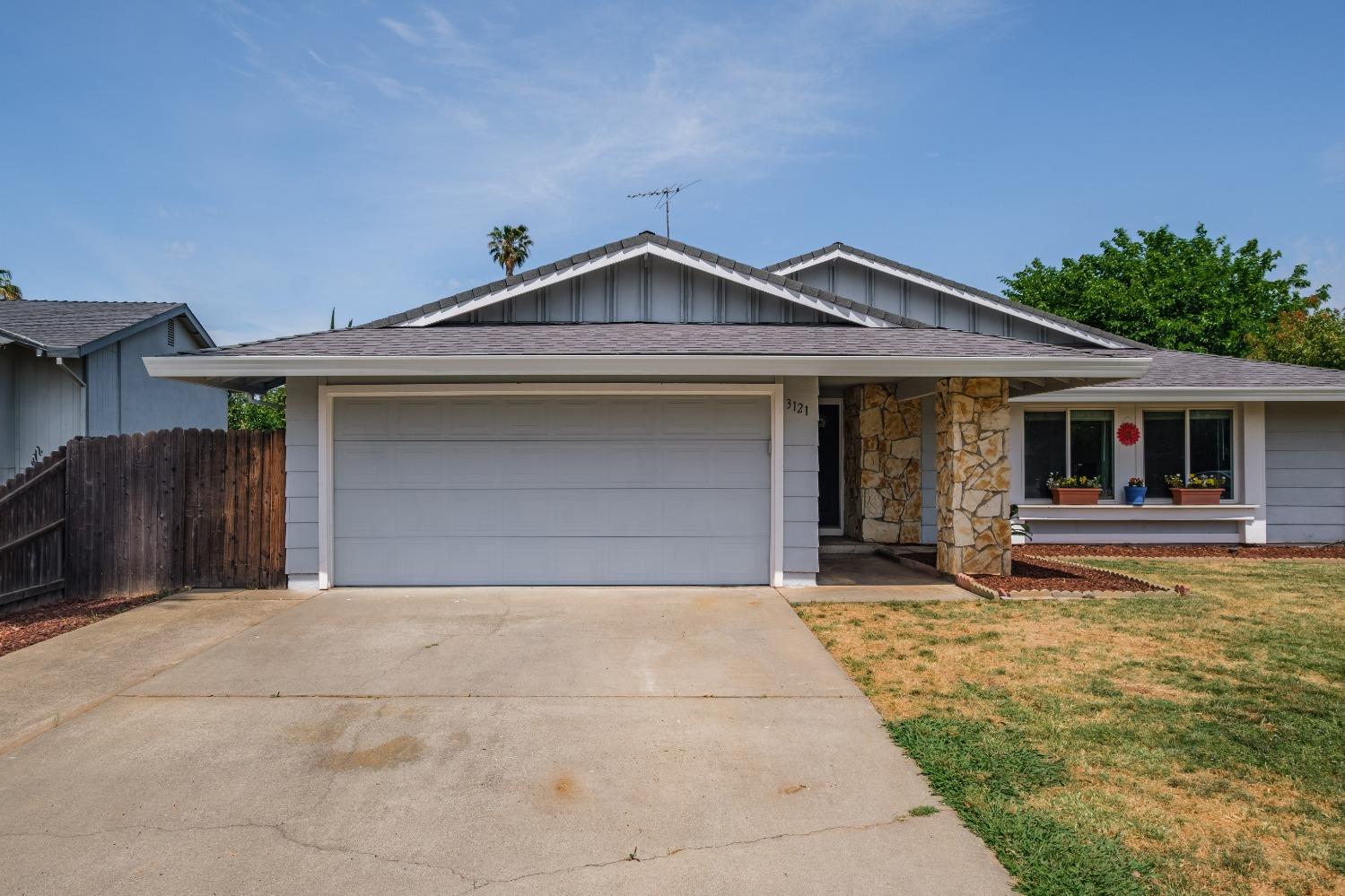 Detail Gallery Image 2 of 35 For 3121 Huntsman Dr, Sacramento,  CA 95826 - 3 Beds | 2 Baths
