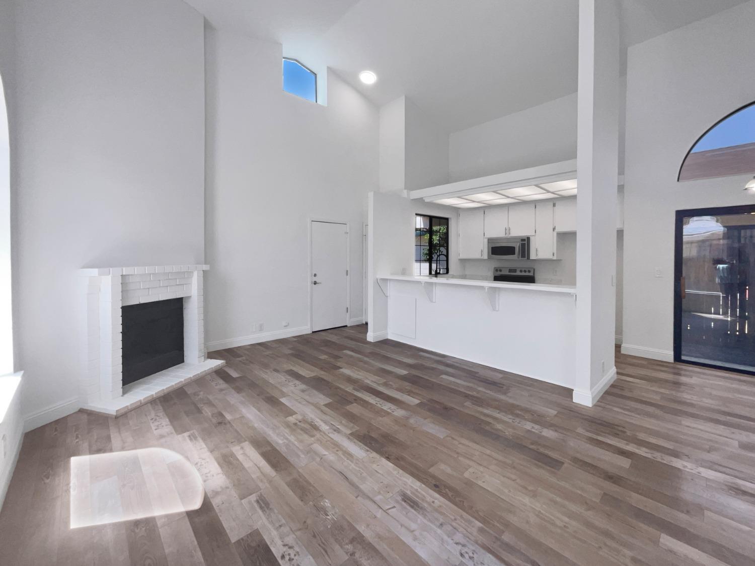 Detail Gallery Image 3 of 22 For 1465 E Hidalgo Cir #E,  Roseville,  CA 95747 - 3 Beds | 2 Baths