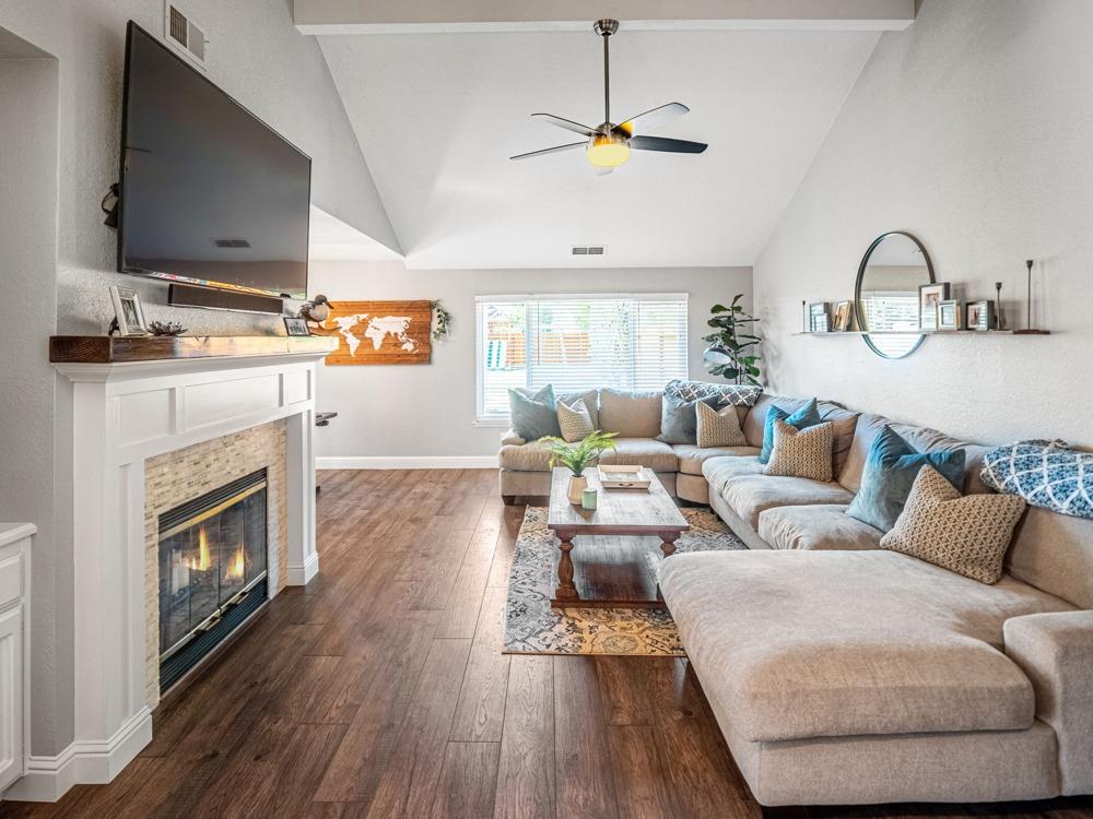 Detail Gallery Image 8 of 47 For 9523 Dunkerrin Way, Elk Grove,  CA 95758 - 3 Beds | 2/1 Baths