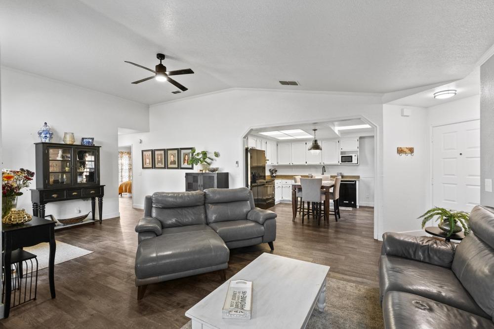 Detail Gallery Image 9 of 45 For 9524 Dunkerrin Way, Elk Grove,  CA 95758 - 3 Beds | 2 Baths