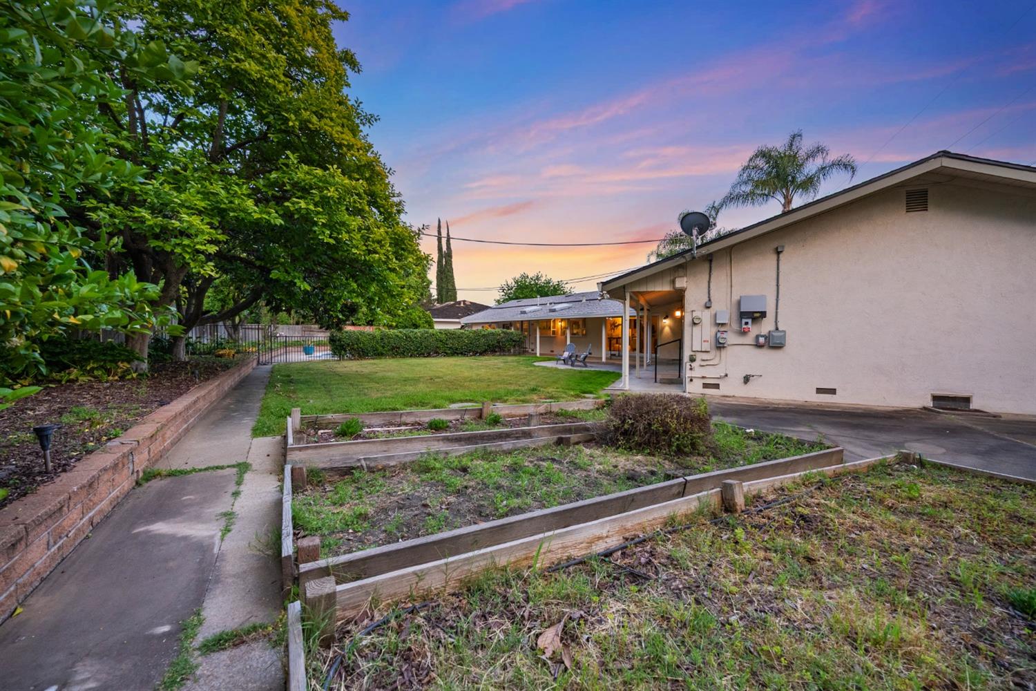 Detail Gallery Image 51 of 65 For 2751 American River Dr, Sacramento,  CA 95864 - 4 Beds | 3 Baths