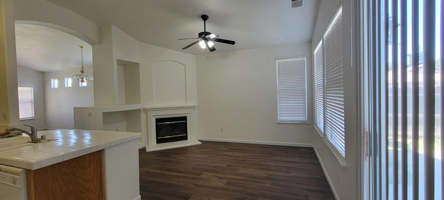 Detail Gallery Image 4 of 13 For 8239 Leesburg Way, Elk Grove,  CA 95624 - 3 Beds | 2 Baths
