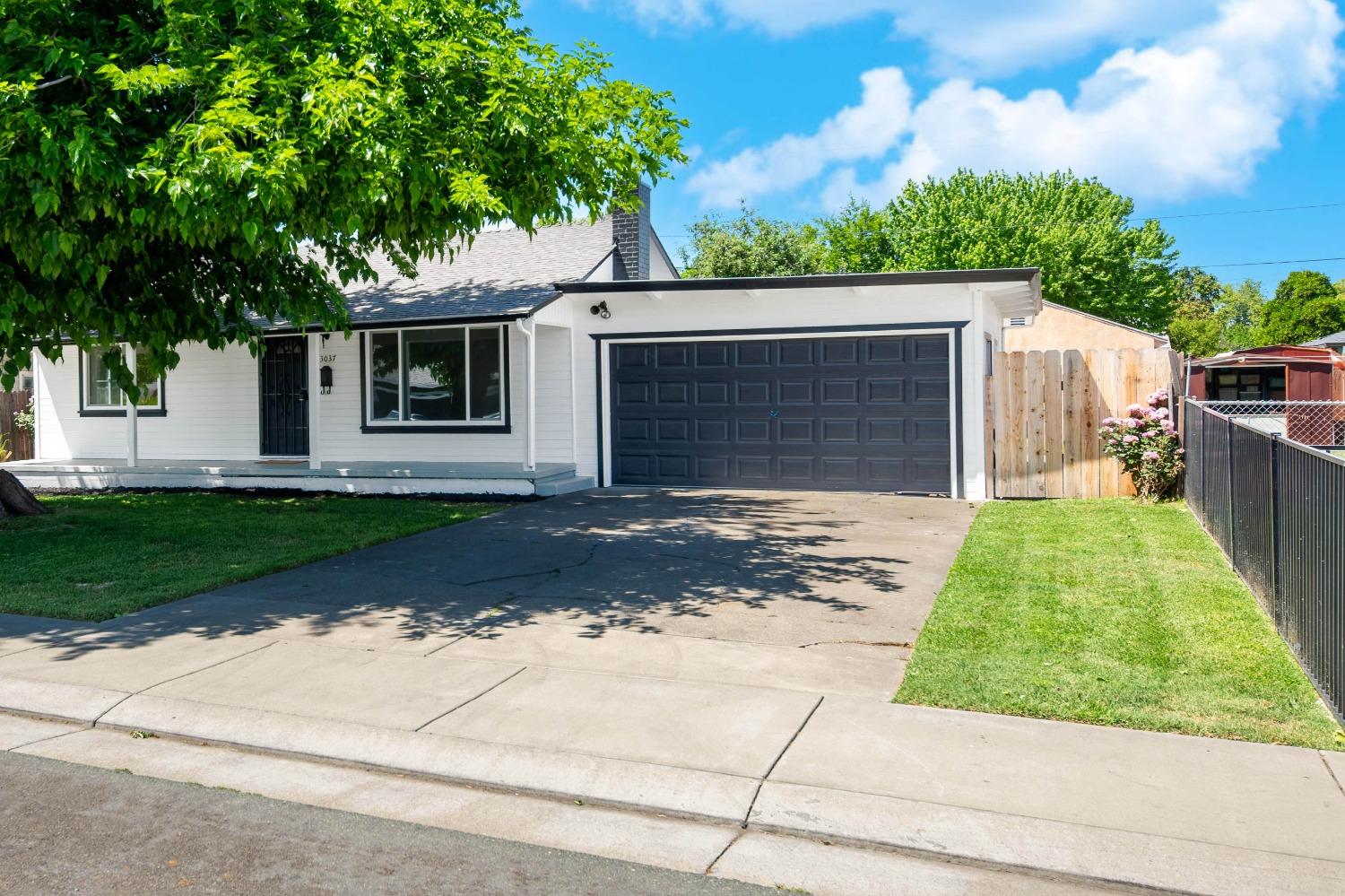 Detail Gallery Image 3 of 32 For 3037 W Monterey Ave, Stockton,  CA 95204 - 3 Beds | 1 Baths