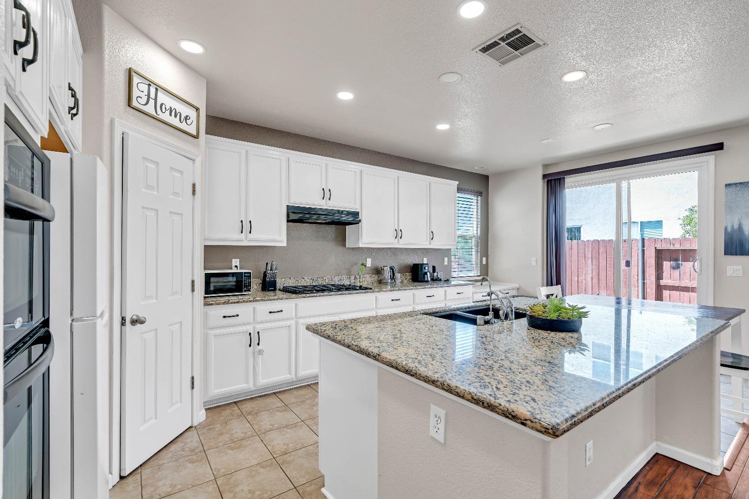 Detail Gallery Image 12 of 36 For 3819 Escena Ct, Turlock,  CA 95382 - 5 Beds | 3 Baths