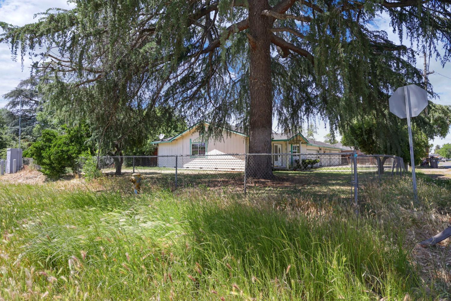 Detail Gallery Image 2 of 40 For 133 S Carroll Ave, Stockton,  CA 95215 - 3 Beds | 2 Baths